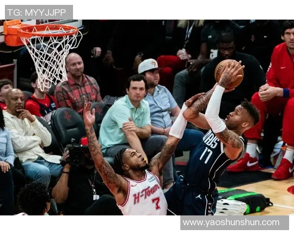 火箭队与独行侠的激烈对决谁能在NBA赛场上笑到最后