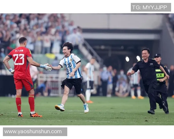 马丁内斯:从足球场上的明星到生活中的平凡英雄之路 马丁内斯:从足球场上的明星到生活中的平凡英雄之路