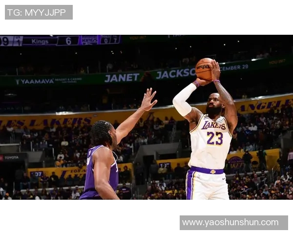 骑士对阵国王詹姆斯首秀精彩回顾与赛场瞬间分析